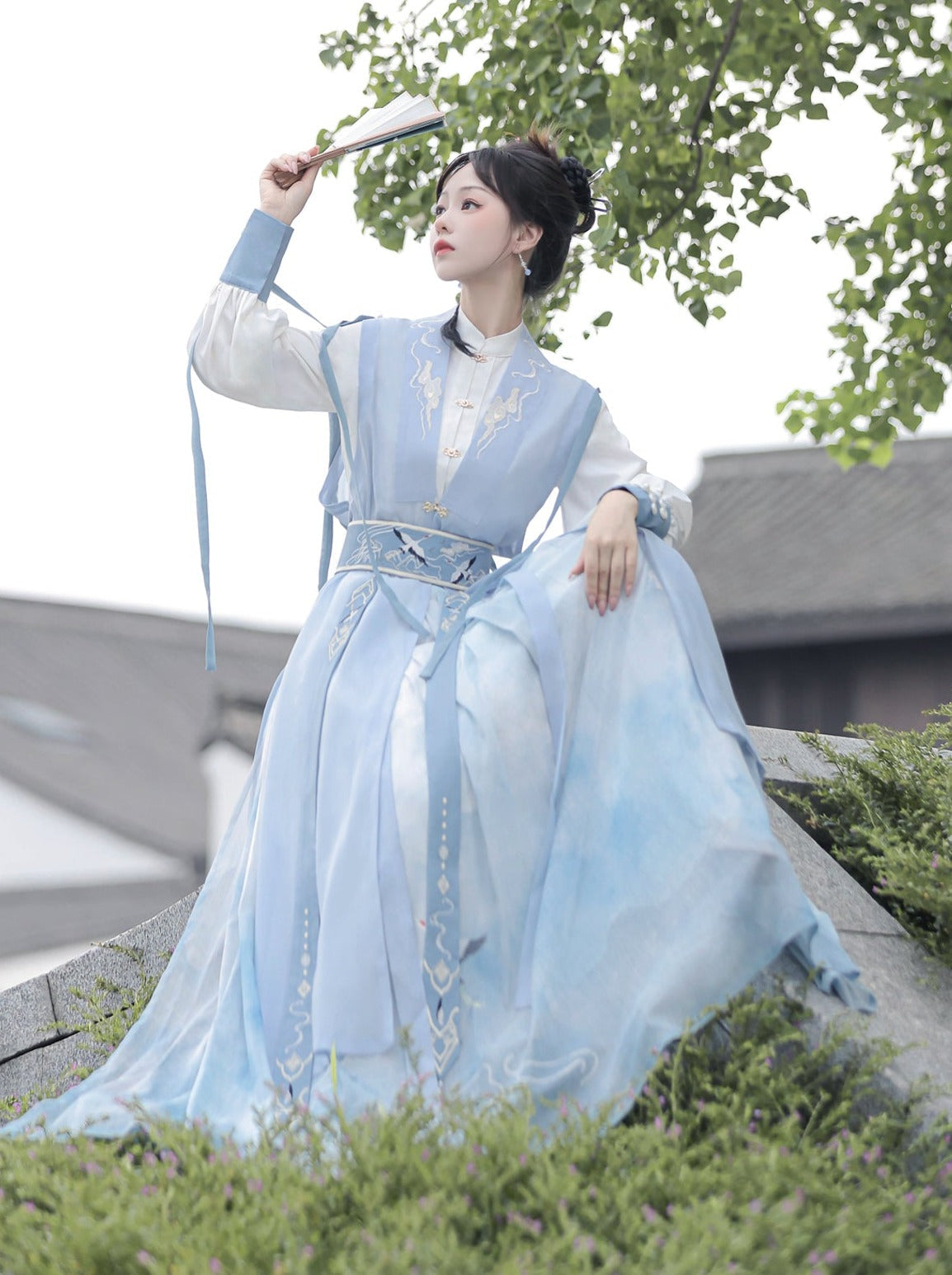 Leichte Weste, langes Design + Bluse, China-Gürtel + blauer China-Quastenrock