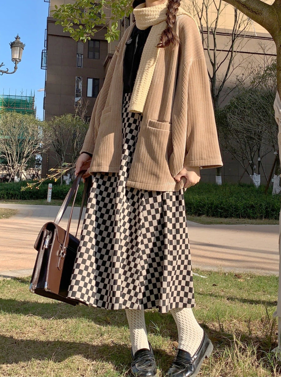 Veste Showa grise cerise foncée à ruban, jupe plume + note, chemise en mousseline de soie à broche rétro à carreaux + jupe
