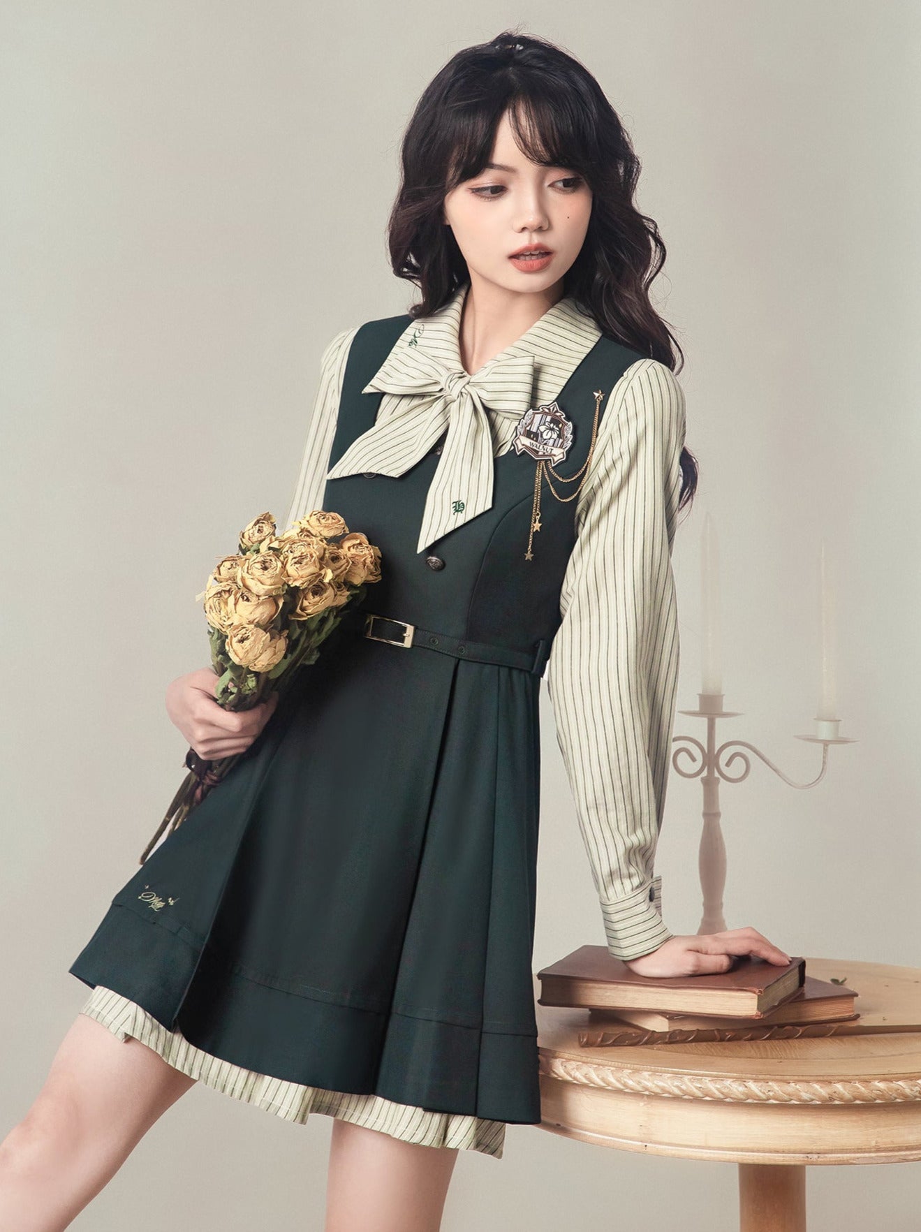 Chemise à rayures avec badge, gilet, robe + chemise de nuit + robe, costume magique brodé