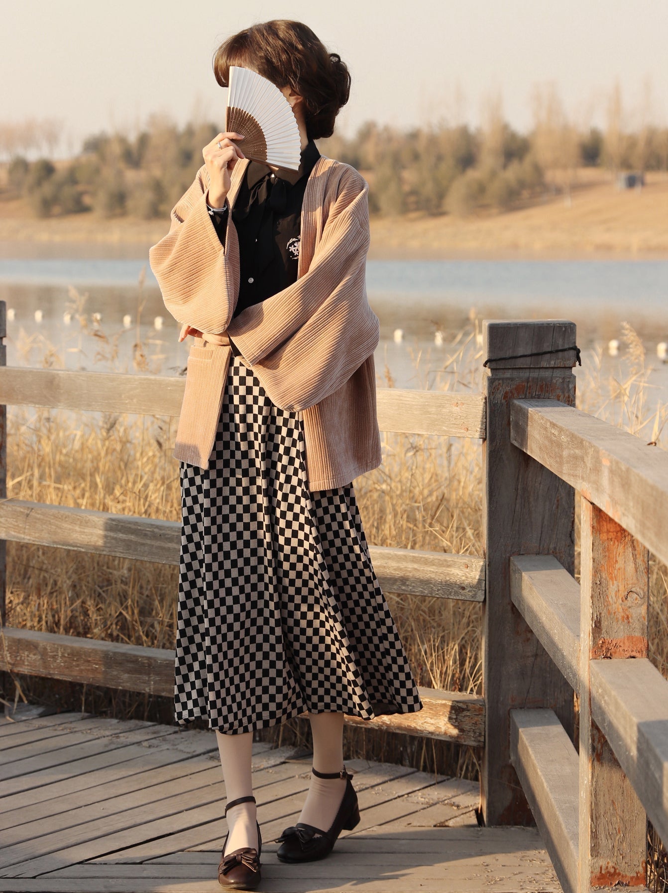 Veste Showa grise cerise foncée à ruban, jupe plume + note, chemise en mousseline de soie à broche rétro à carreaux + jupe