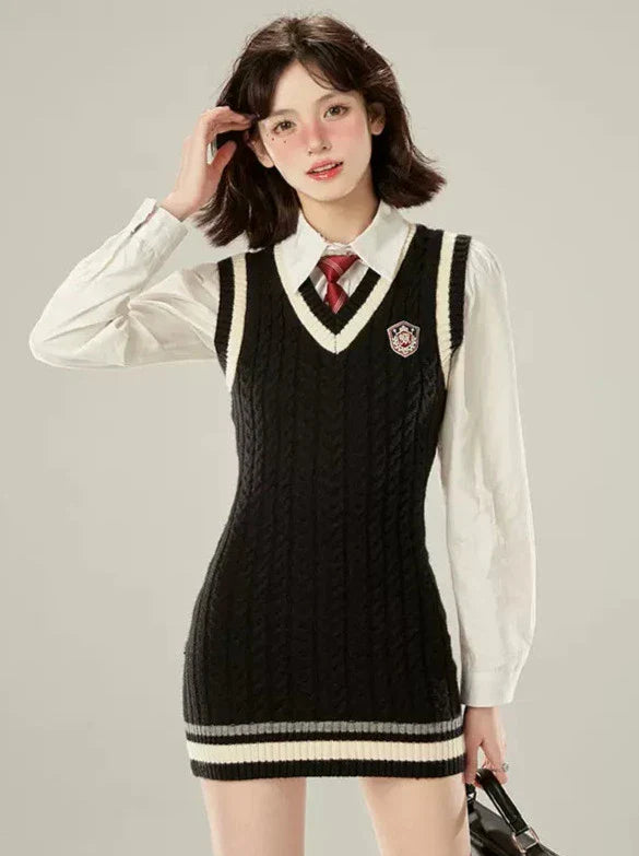 Robe style tricot + cravate universitaire, gilet blanc, chemise à col en V