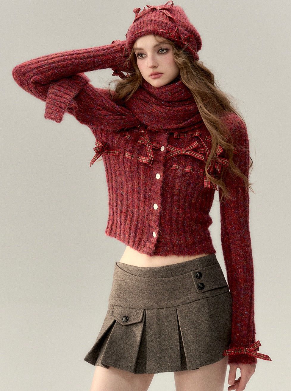 Geripptes Strickoberteil mit Bändern + Strickmütze mit Bändern + Strickblumen