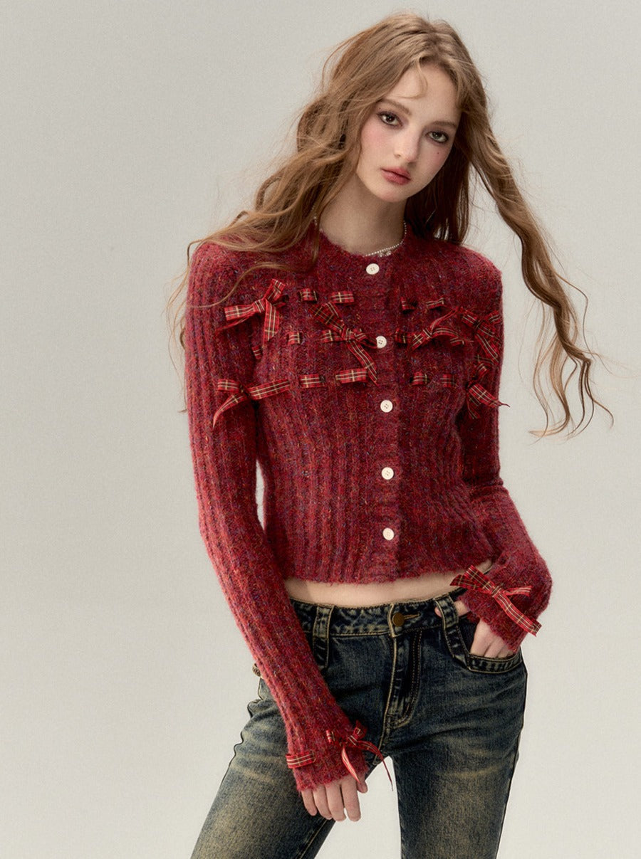 Geripptes Strickoberteil mit Bändern + Strickmütze mit Bändern + Strickblumen