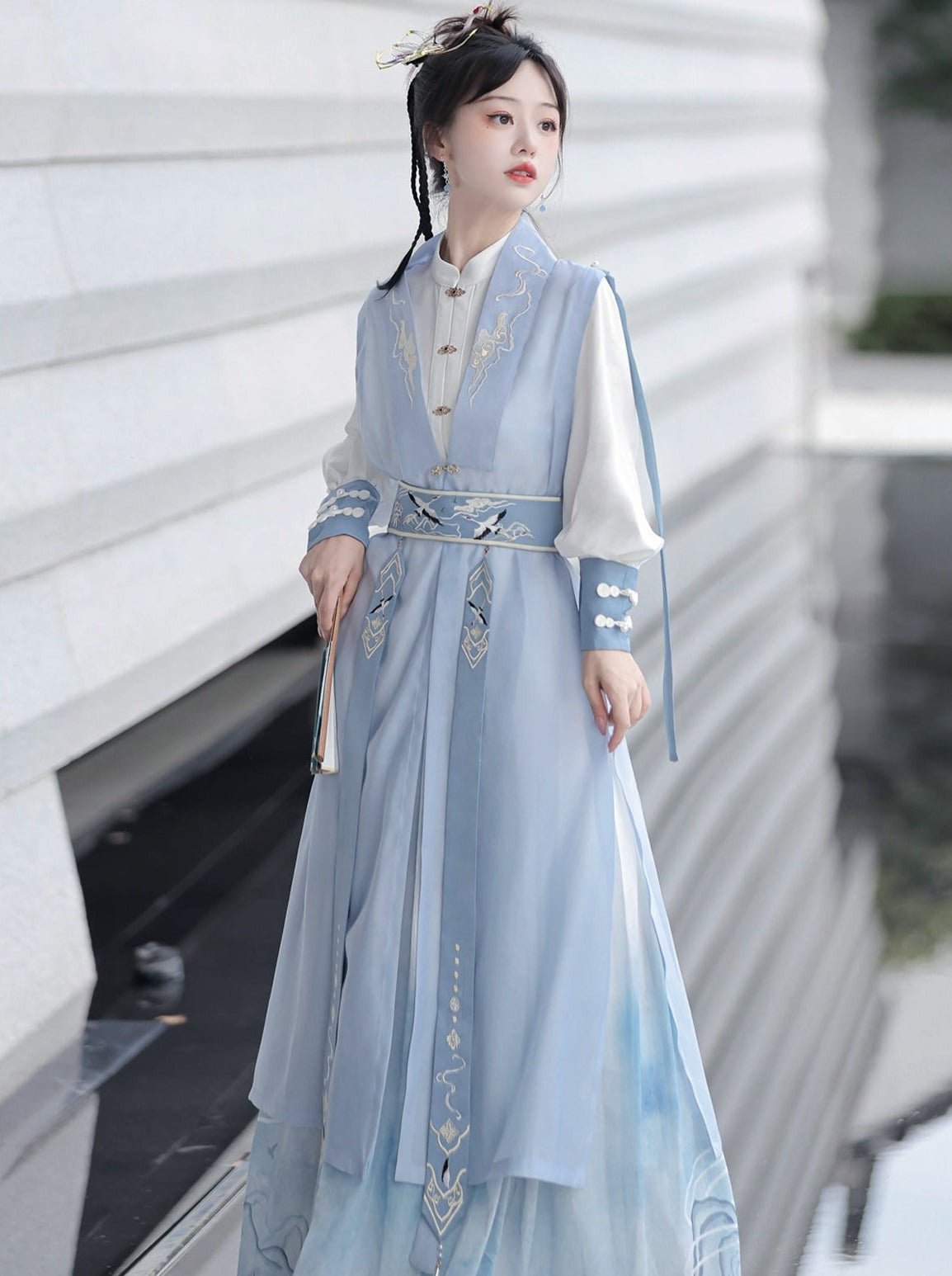 Leichte Weste, langes Design + Bluse, China-Gürtel + blauer China-Quastenrock