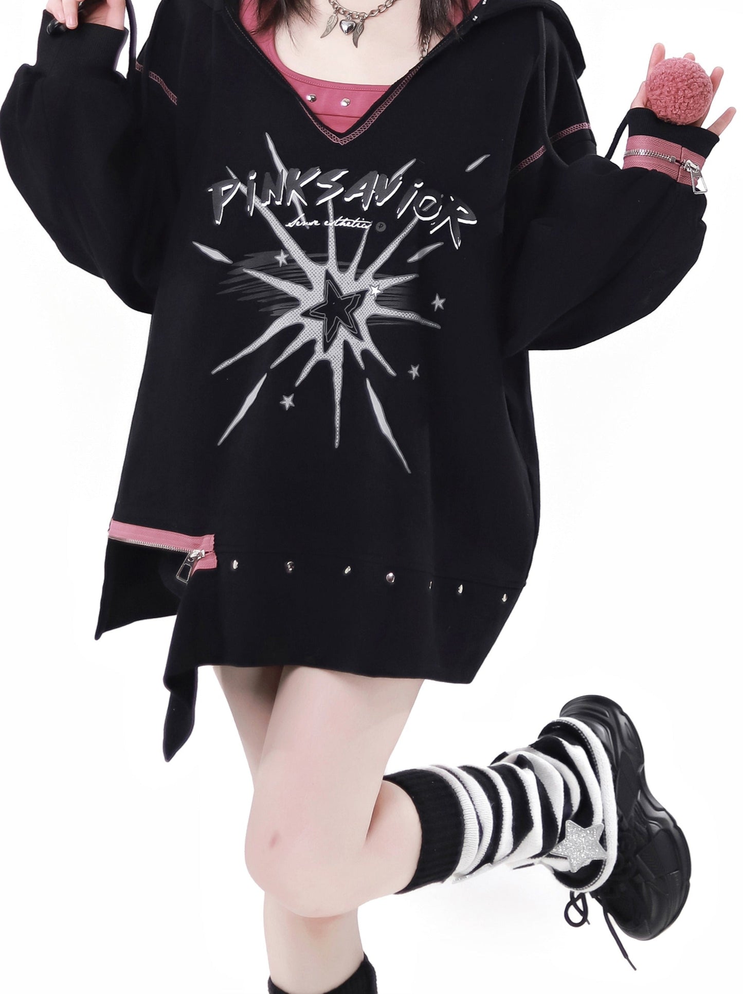 Kapuzenjacke mit Pelzknäuel, Reißverschluss und Schlitz, V-Ausschnitt + Neckholder-Camisole