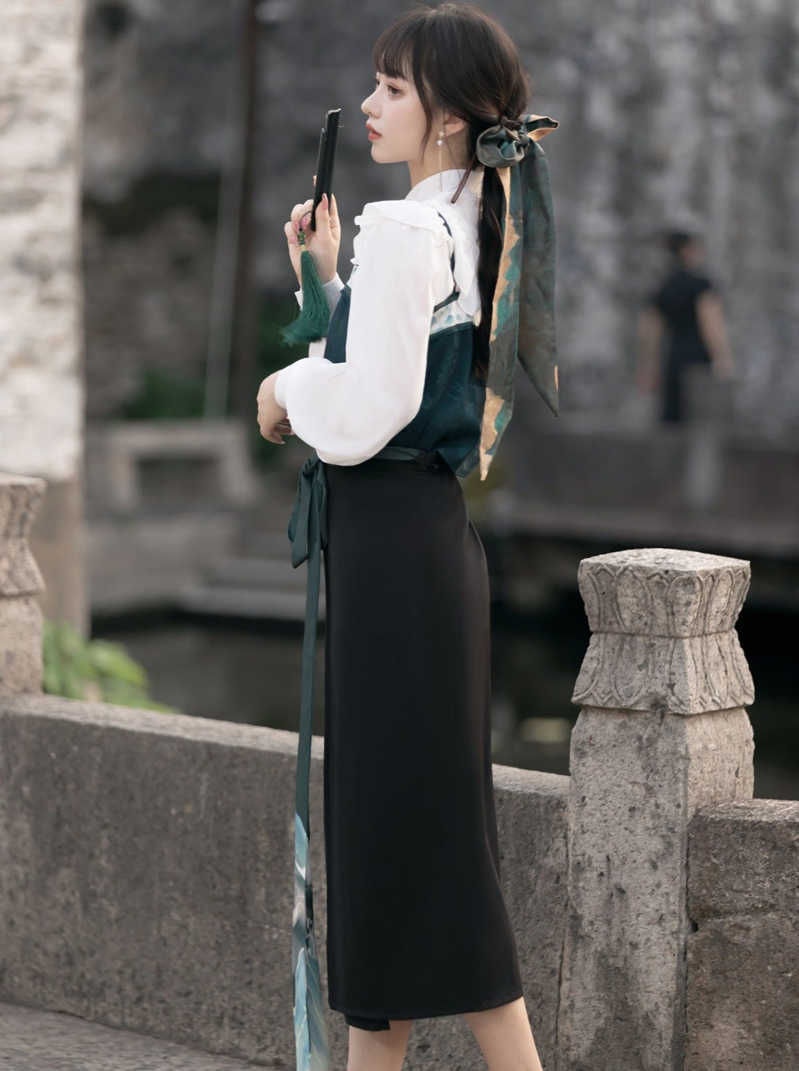 China Suspenders Blouse Green Dark + Skirt + Scarf