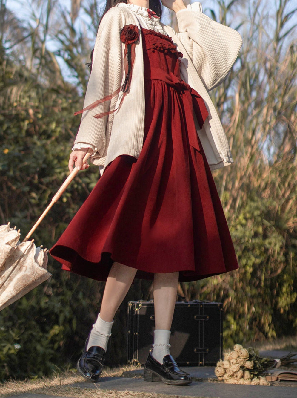 Bretelles tissées roses + chemise intérieure en plumes + robe blanche avec corsage poème + veste à volants rouge à volants rétro rose
