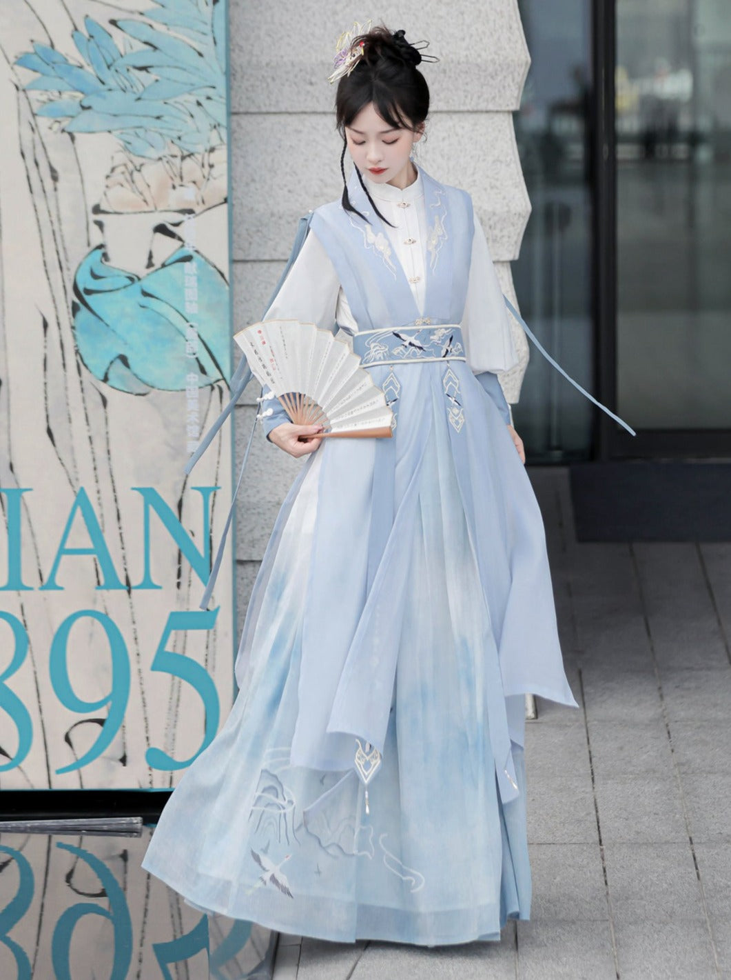 Leichte Weste, langes Design + Bluse, China-Gürtel + blauer China-Quastenrock
