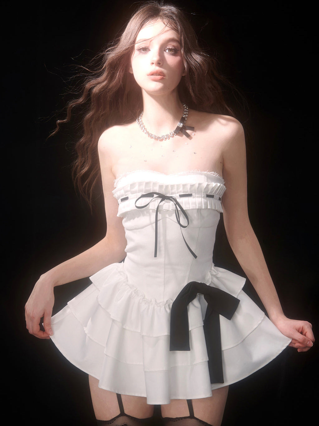 Hohes schwarzes Kleid mit weißem Ende, Rüschen, Kuchenband, Tube
