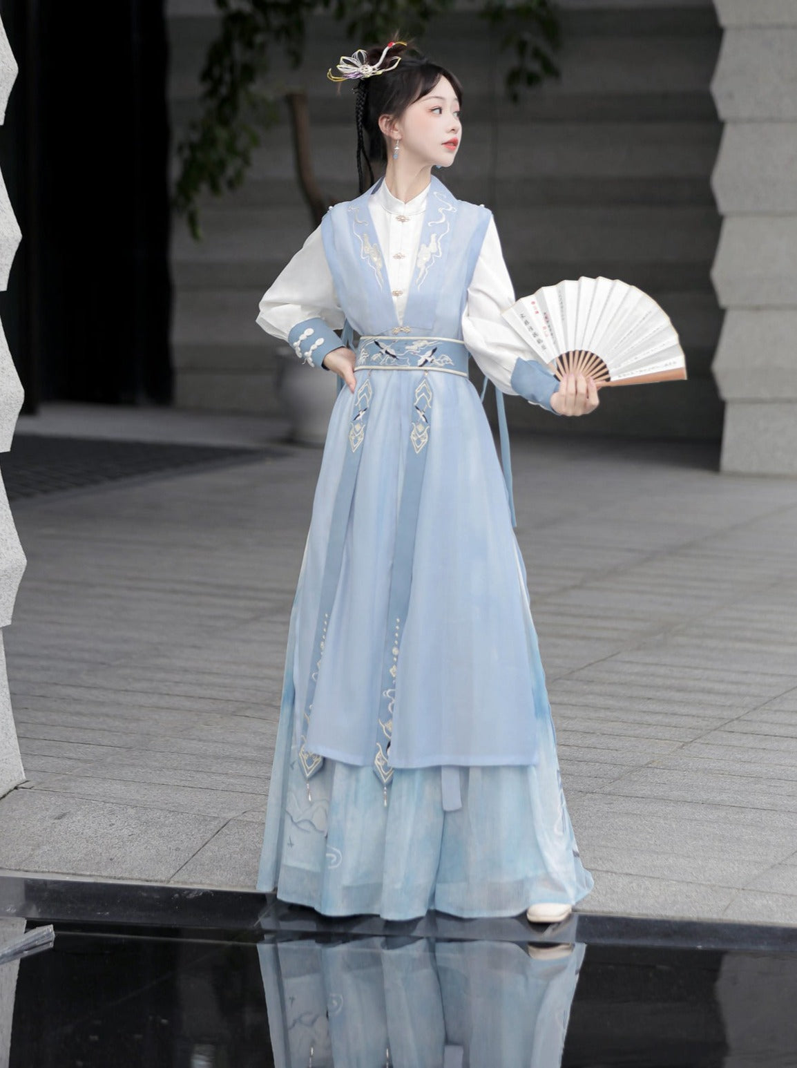 Leichte Weste, langes Design + Bluse, China-Gürtel + blauer China-Quastenrock