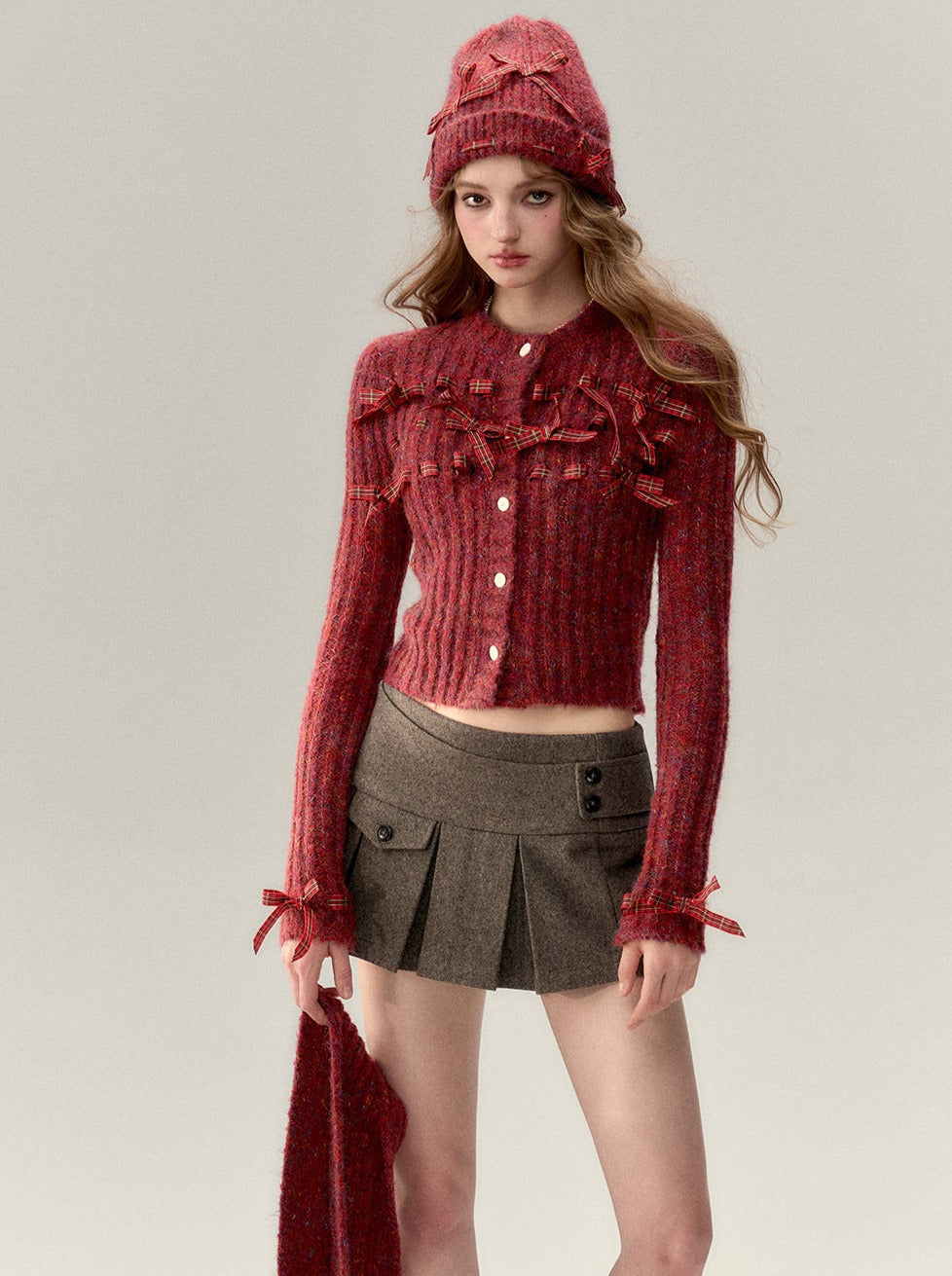 Geripptes Strickoberteil mit Bändern + Strickmütze mit Bändern + Strickblumen