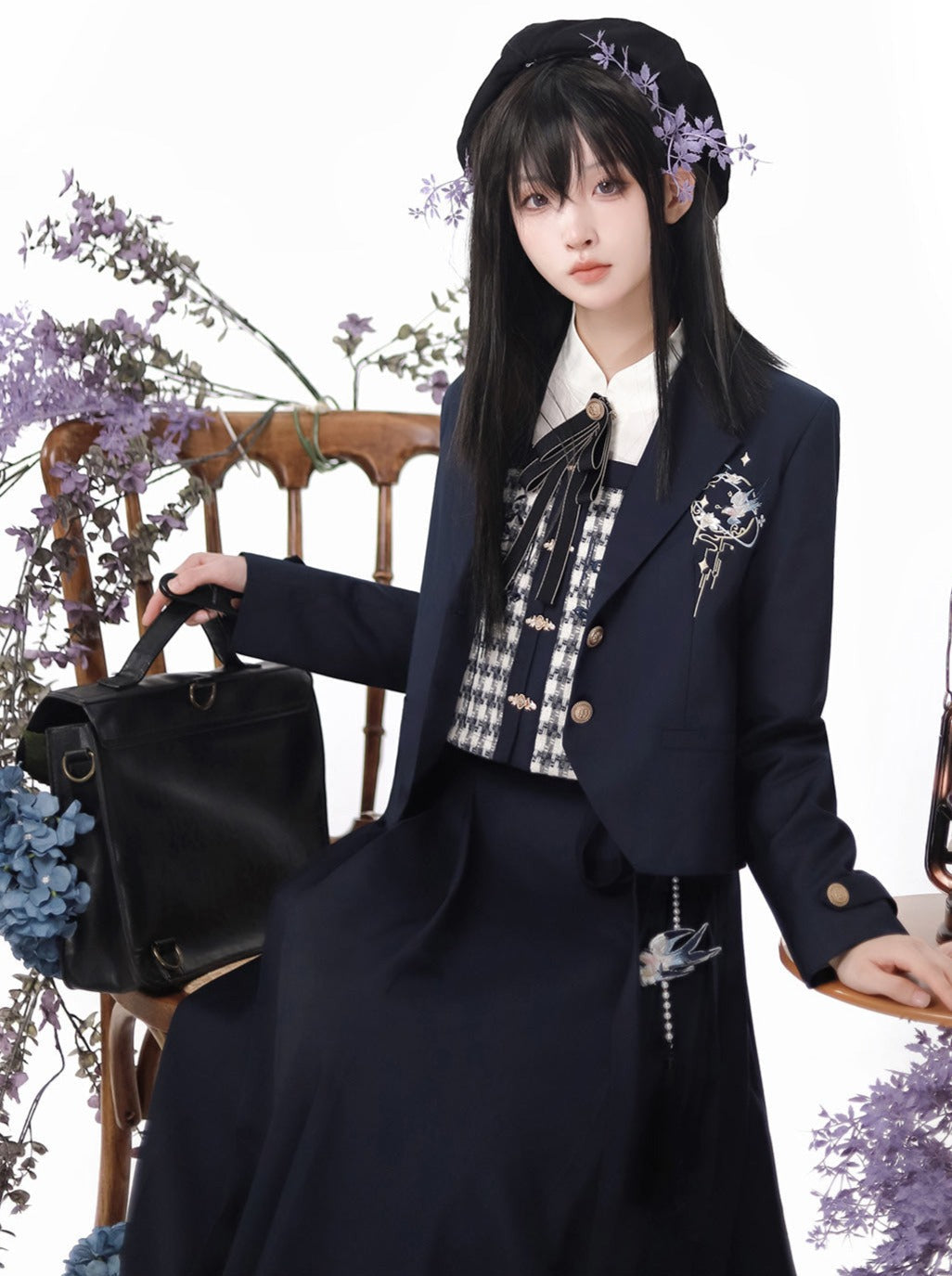 Jupe plissée, chemisier à boucle, gilet chinois universitaire, veste à carreaux
