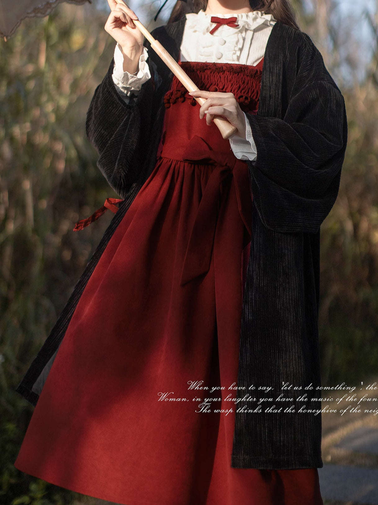Robe à plumes blanches tissée de poèmes, chemise intérieure, corsage rose + volant, veste rétro à volants rouges, bretelles, rose