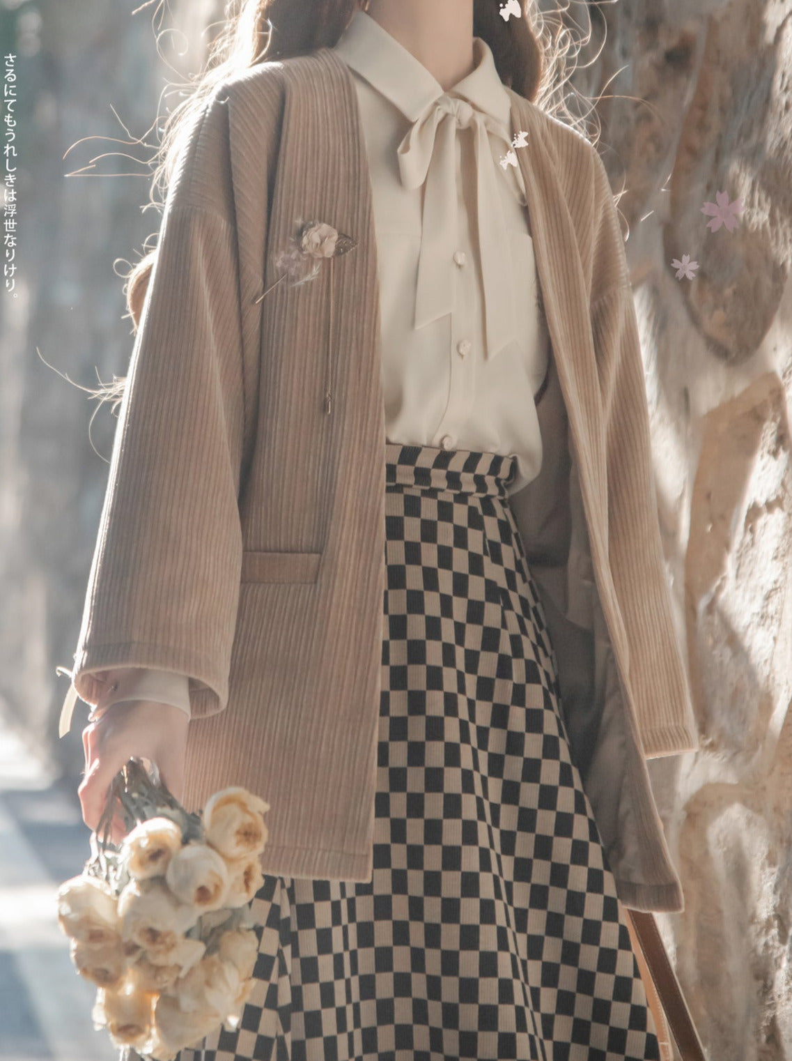 Veste Showa grise cerise foncée à ruban, jupe plume + note, chemise en mousseline de soie à broche rétro à carreaux + jupe
