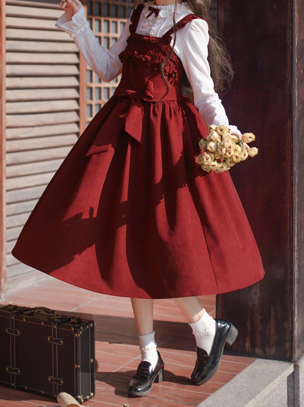 Bretelles tissées roses + chemise intérieure en plumes + robe blanche avec corsage poème + veste à volants rouge à volants rétro rose