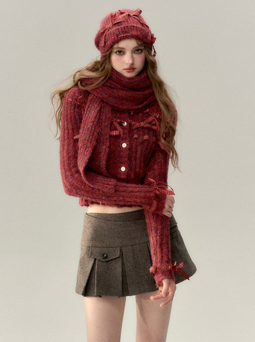 Geripptes Strickoberteil mit Bändern + Strickmütze mit Bändern + Strickblumen