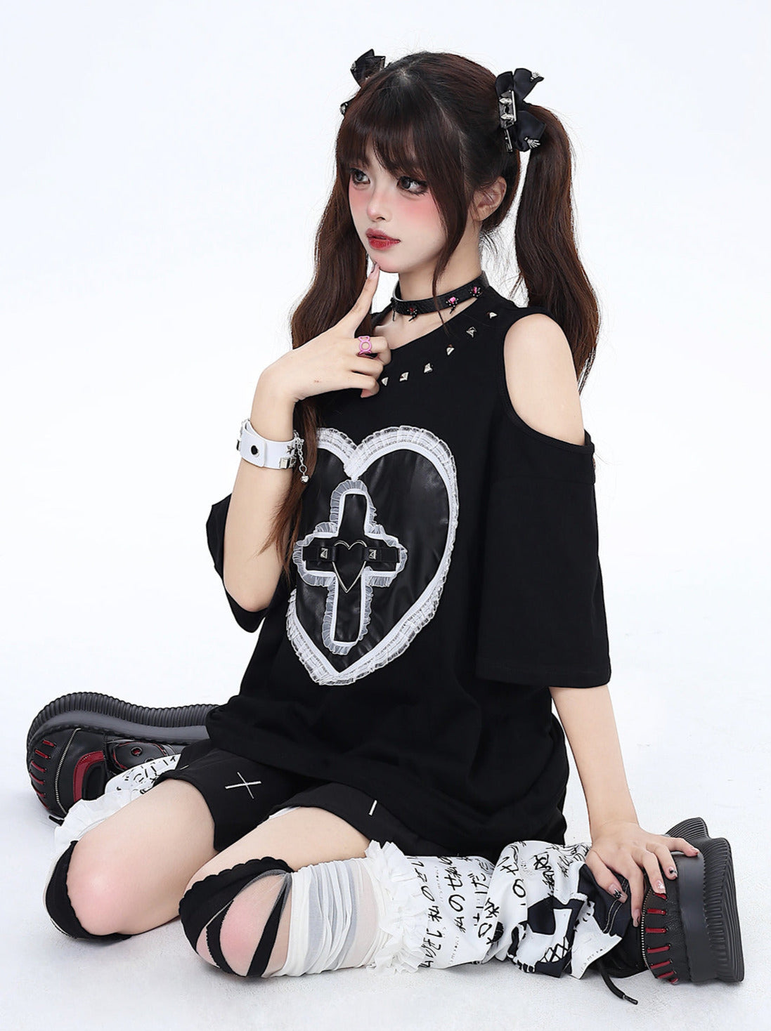 Dunkles T-Shirt mit genieteter Spitze Love Loose Open Shelder