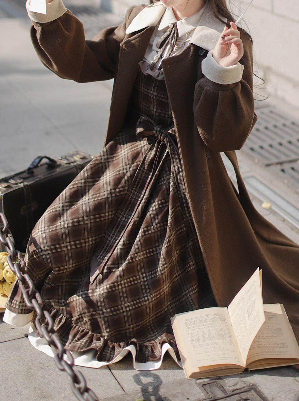Robe rétro sans manches avec volume perlé et ceinture superposée, manteau à carreaux classique et accessoire en ruban marron