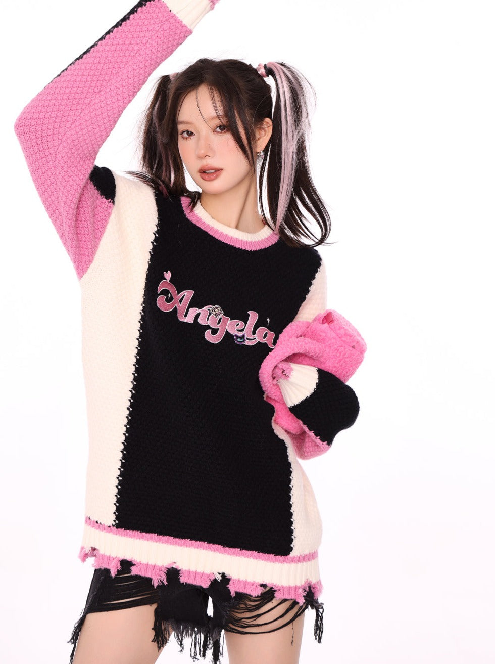 Beschädigter Strick mit Logo in Kontrastfarbe