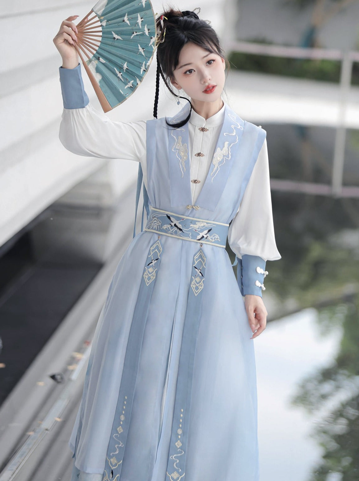 Leichte Weste, langes Design + Bluse, China-Gürtel + blauer China-Quastenrock