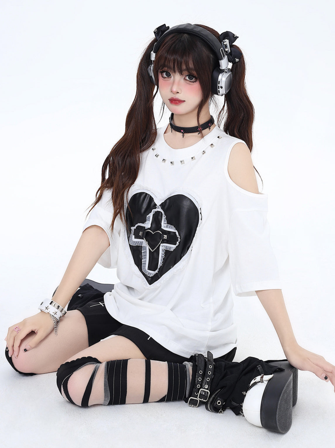 Dunkles T-Shirt mit genieteter Spitze Love Loose Open Shelder