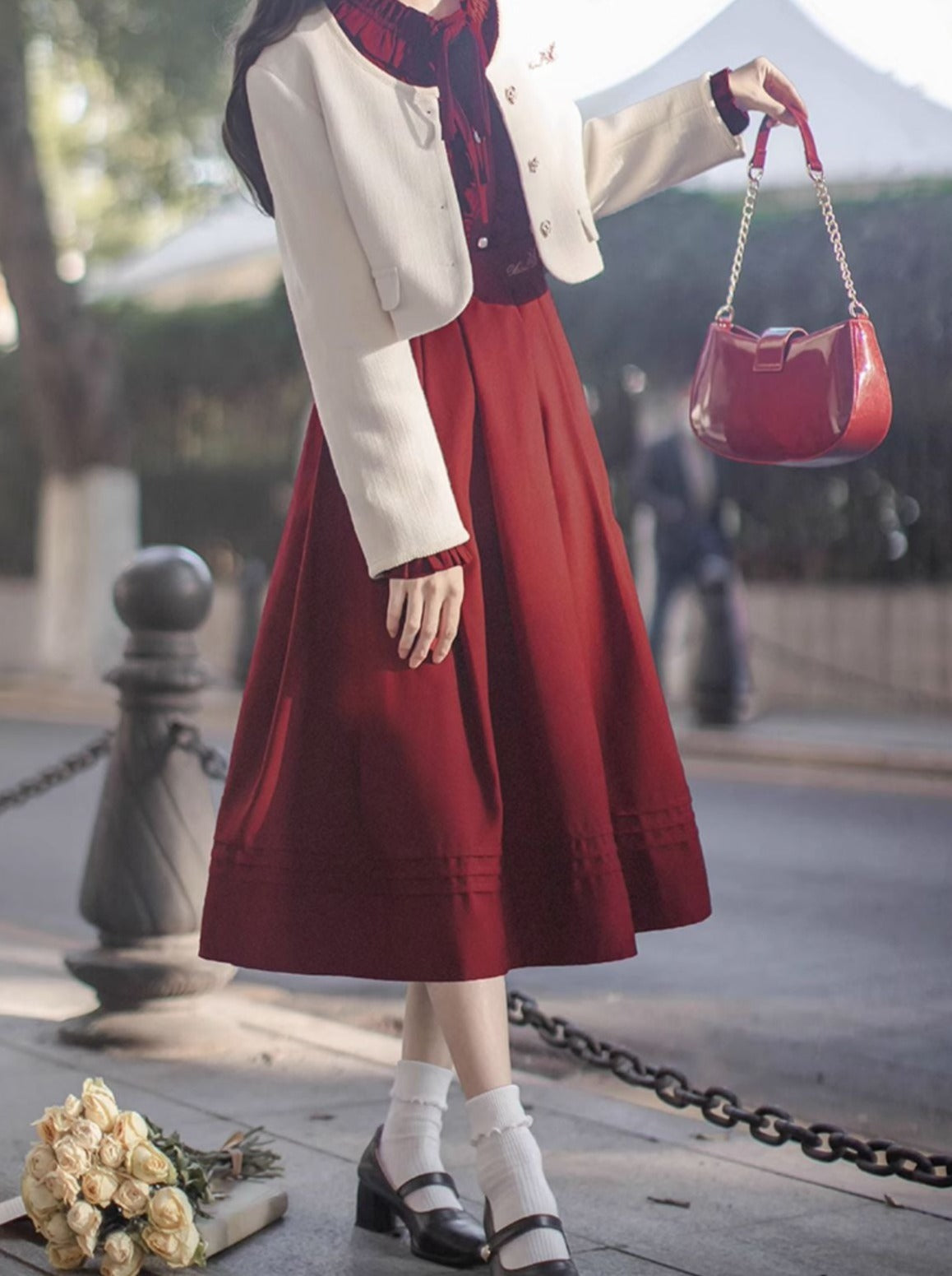 Veste courte blanche élégante avec logo rétro et taille basse