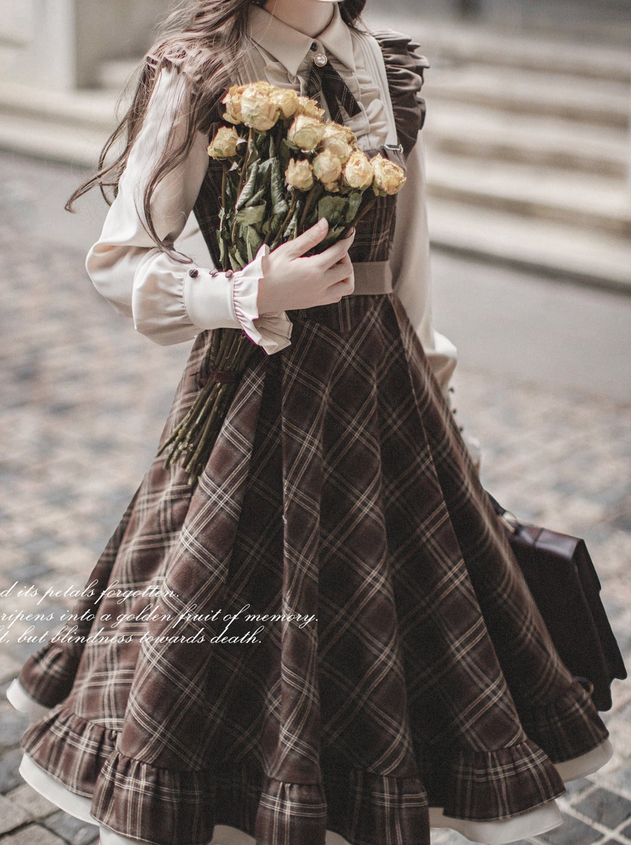 Robe rétro sans manches avec volume perlé et ceinture superposée, manteau à carreaux classique et accessoire en ruban marron