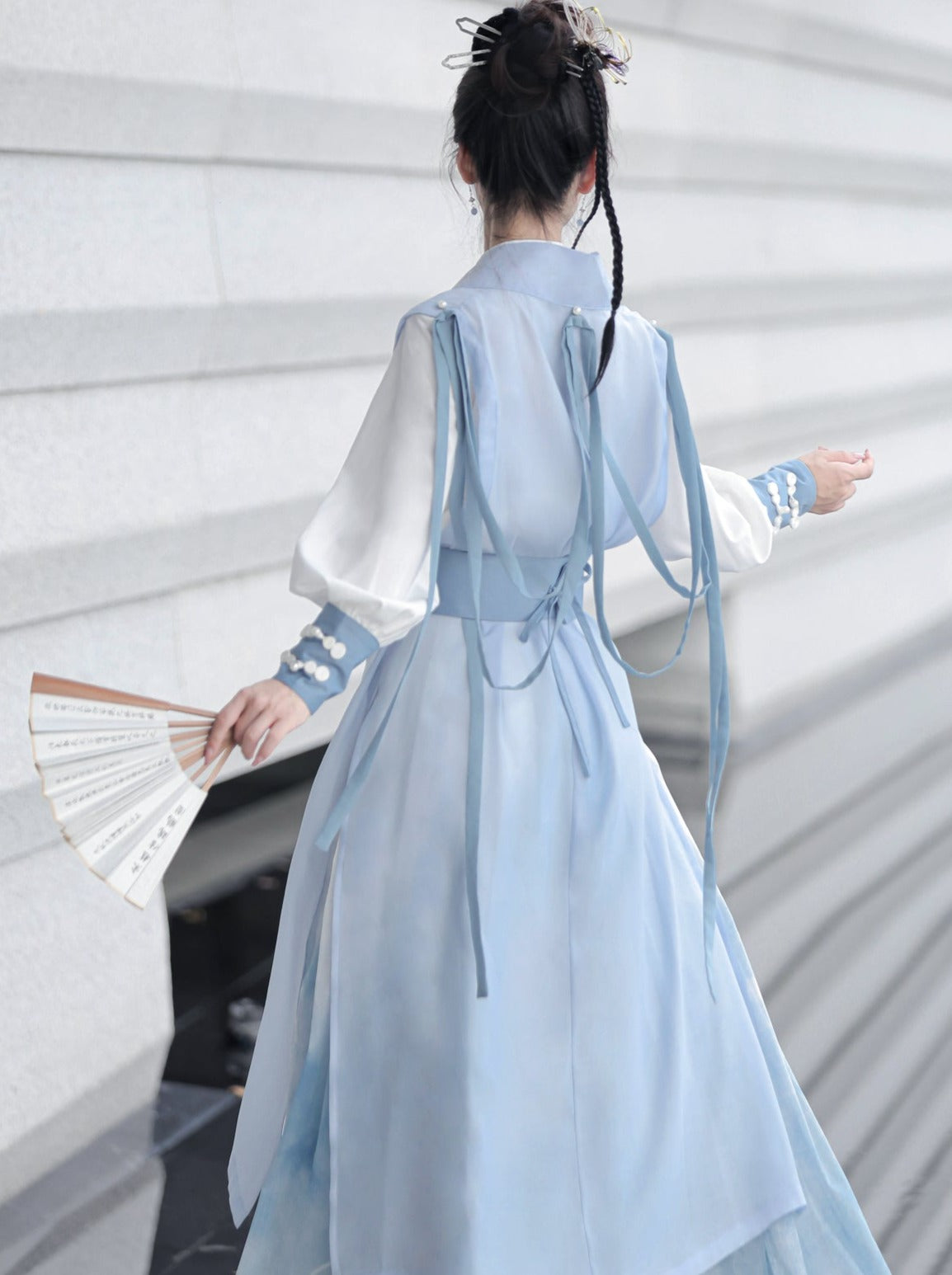 Leichte Weste, langes Design + Bluse, China-Gürtel + blauer China-Quastenrock