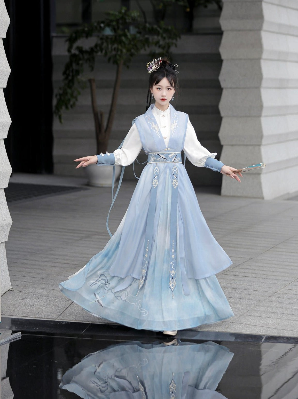 Leichte Weste, langes Design + Bluse, China-Gürtel + blauer China-Quastenrock