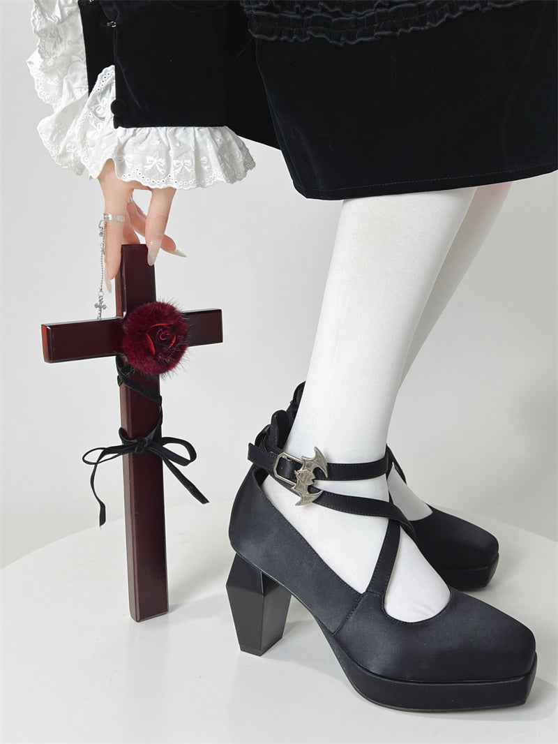 Talons hauts carrés élégants gothiques à bride d'orteil en soie de Teresa