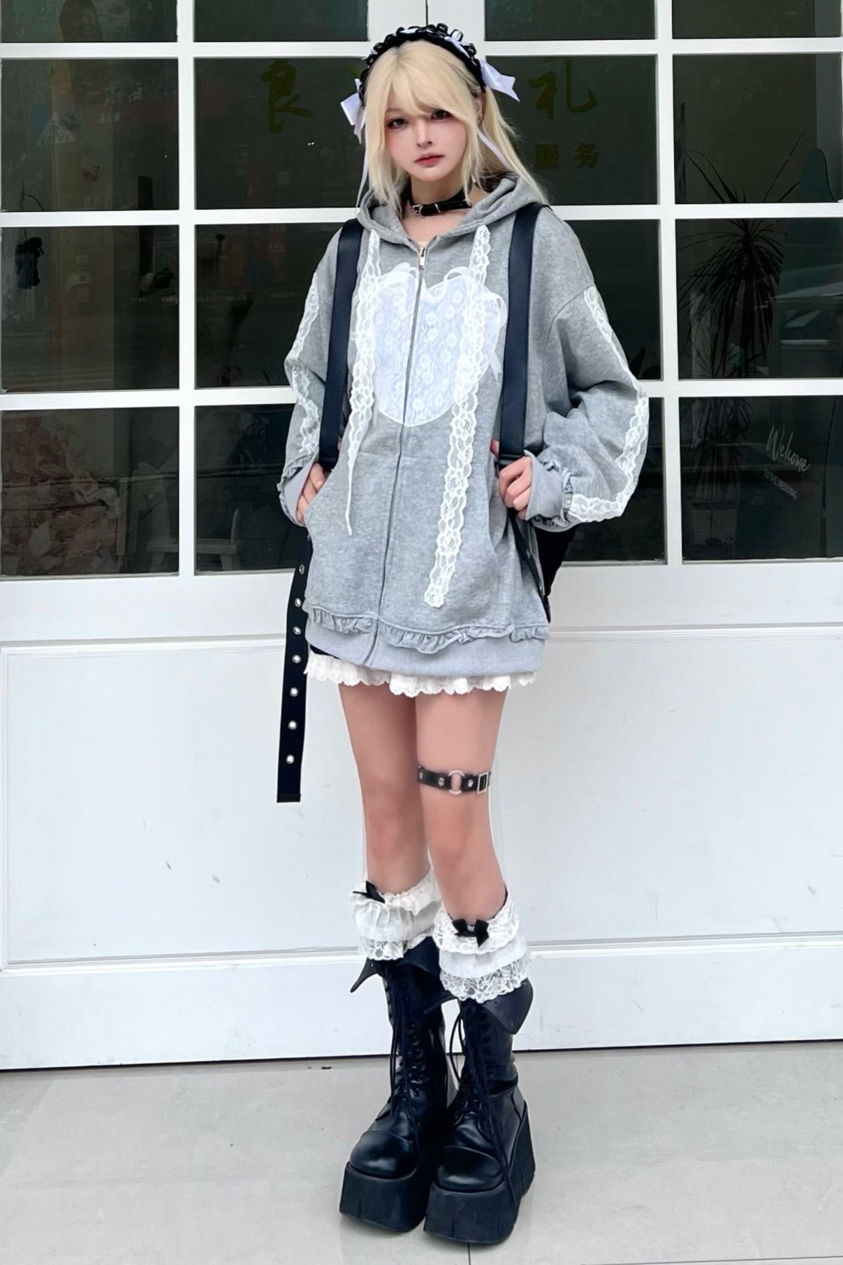Chill Hoodie mit durchgehendem Reißverschluss und Kapuze aus Spitze