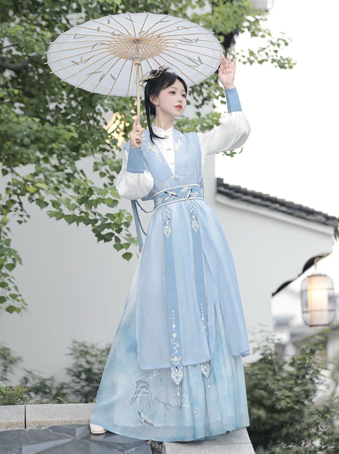 Leichte Weste, langes Design + Bluse, China-Gürtel + blauer China-Quastenrock