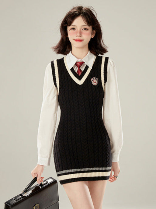 Robe style tricot + cravate universitaire, gilet blanc, chemise à col en V