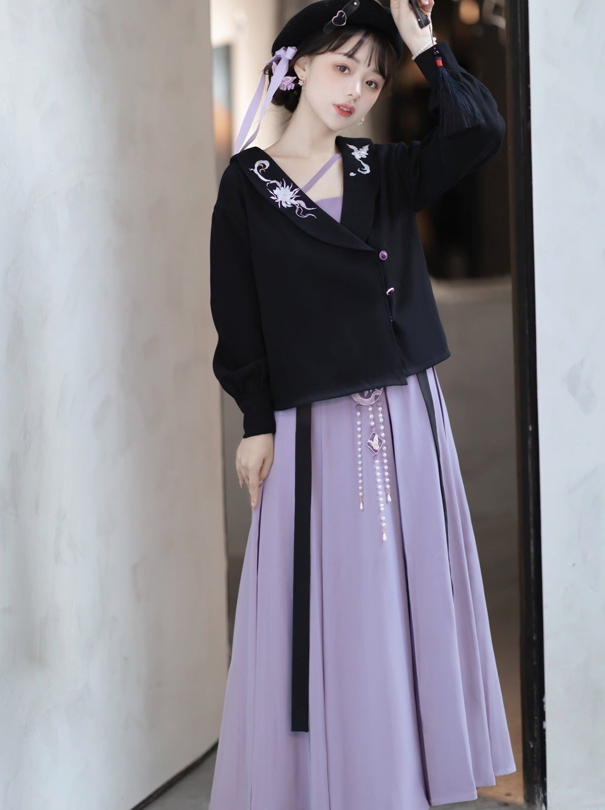 Bluse Langer Dunkler Rock Plissee Blume