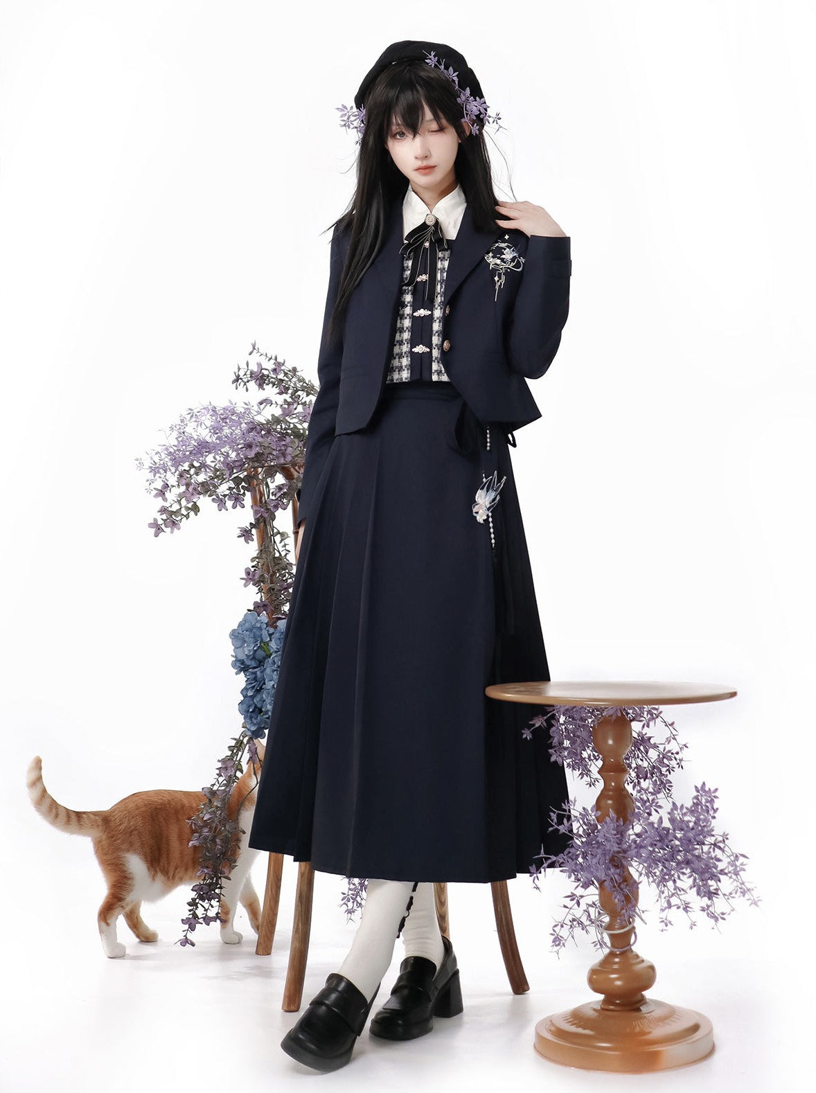 Jupe plissée, chemisier à boucle, gilet chinois universitaire, veste à carreaux