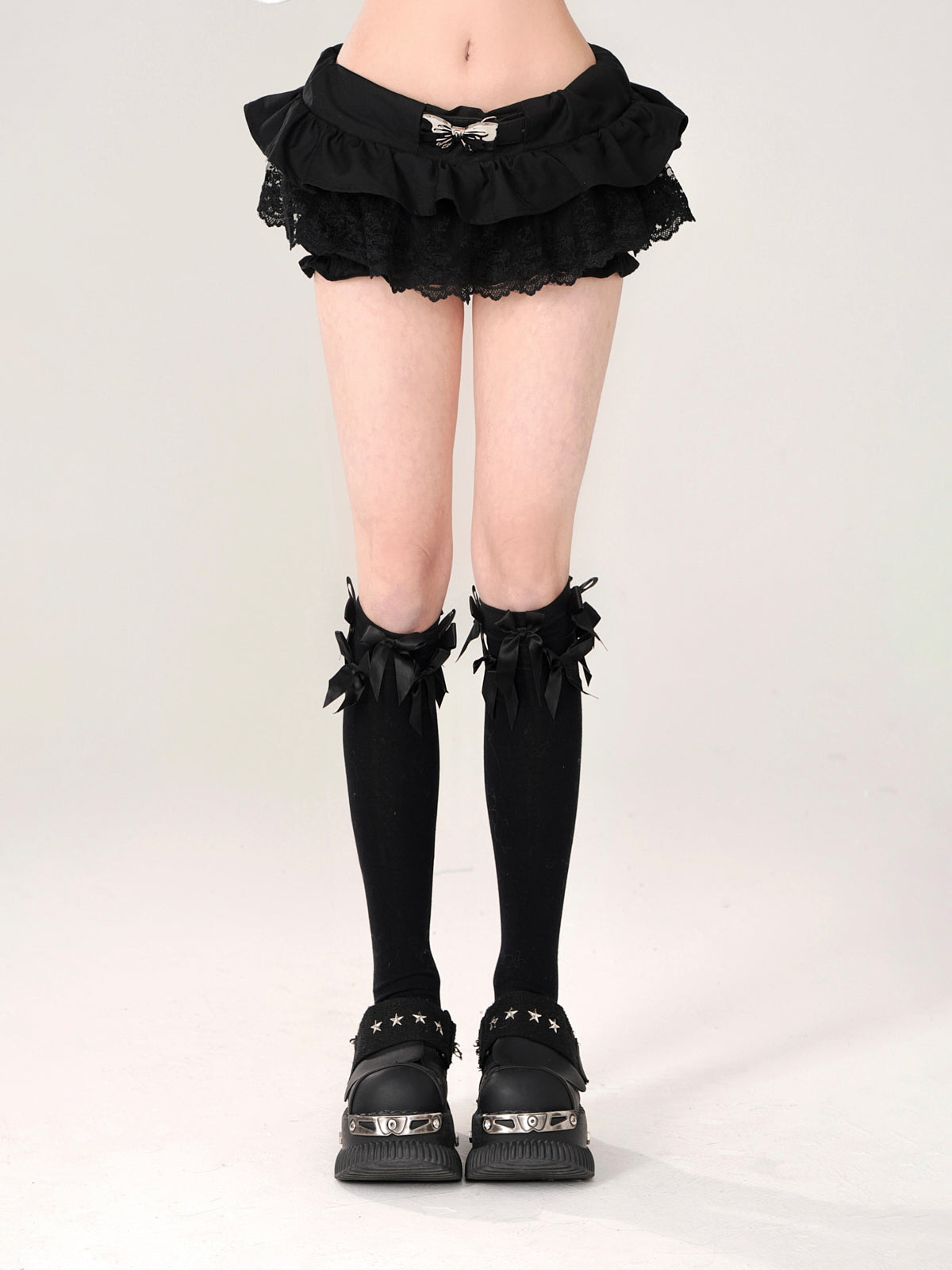 Short en dentelle noire avec ceinture et jupe romantique