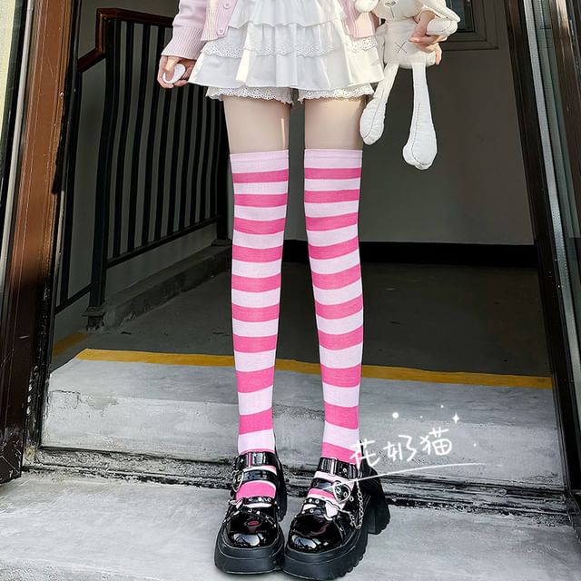 Gestreifte Overknee-Socken