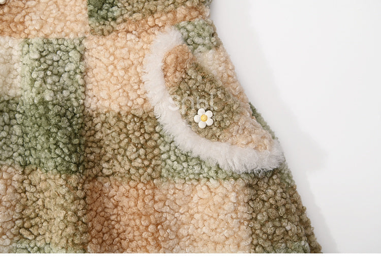 Grünes, kariertes Fleece-Overallkleid mit Blumenmuster und Knopfdetails, Spitzenbesatz und Taschen