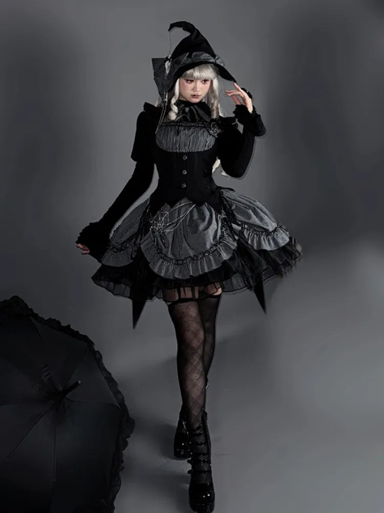 Graues und schwarzes Halloween-Gothic-Lolita-Kleid mit Kordelzug und gestreiftem Saum