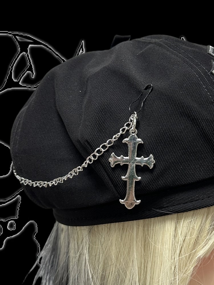 Punk-Baskenmütze mit schwarzer Kreuz-Applikation und Kreuzkettendetail