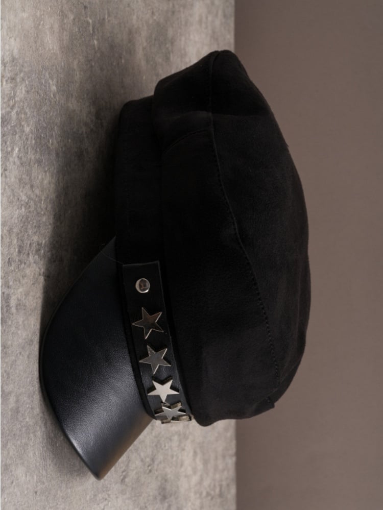 Gothic-Sternmütze mit schwarzen Nietendetails