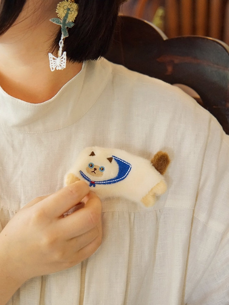 かわいい猫の形をしたぬいぐるみブローチ