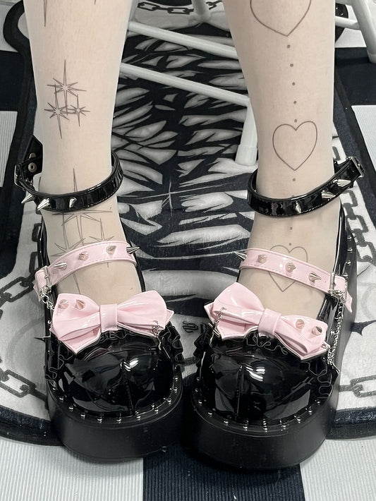 Y2K polierte schwarz-pinke Nieten-Schleifenschnallenriemen Punk-Plateauschuhe