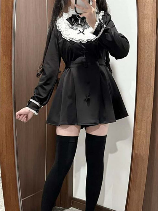 Kleid mit gekreuzter Spitzenborte und Schleife, Shorts, Kreuzanhänger und Kettenfliege