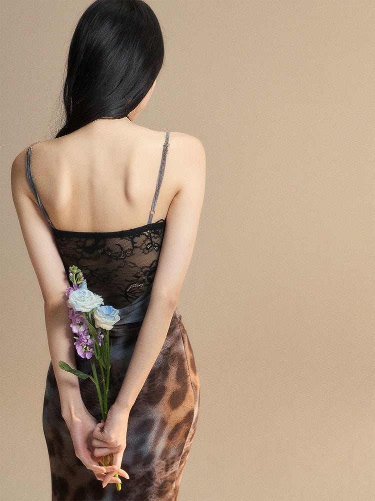 華やかなバックディテール、レースギャザーディテール、スリップドレス、グレーのヒョウ柄カットアウトパッチ