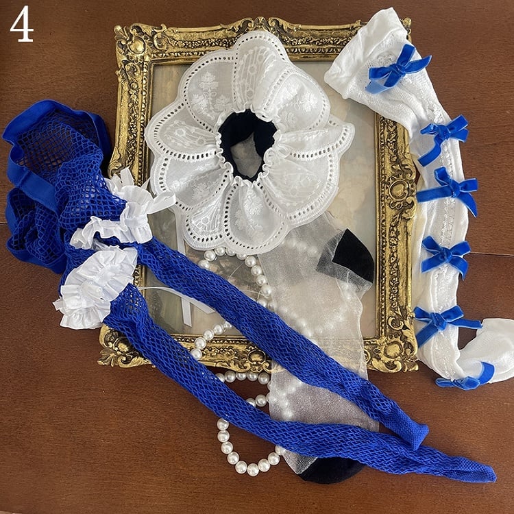 Besatzsocken/Strümpfe aus Tüll mit floralem Cut-out und Schleife und gemusterter Strumpfhose/Weiße Spitze unter dem Knie, blaues Netz