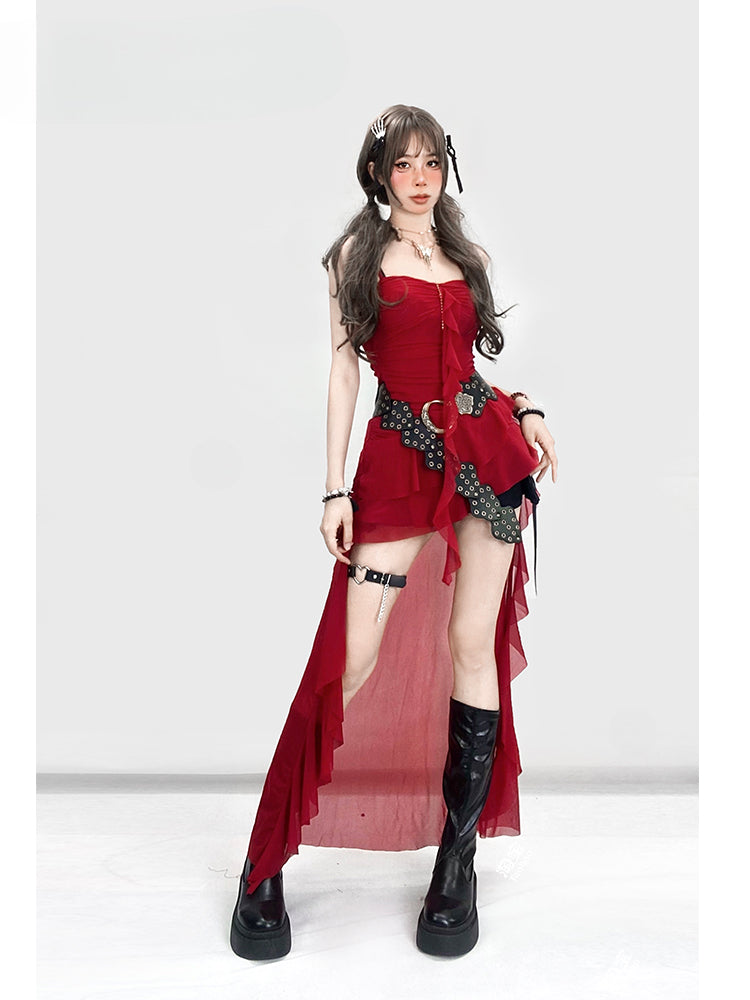 ヴィンテージレッドのアシンメトリーフリルヘムハイローグラマラスキャミドレス