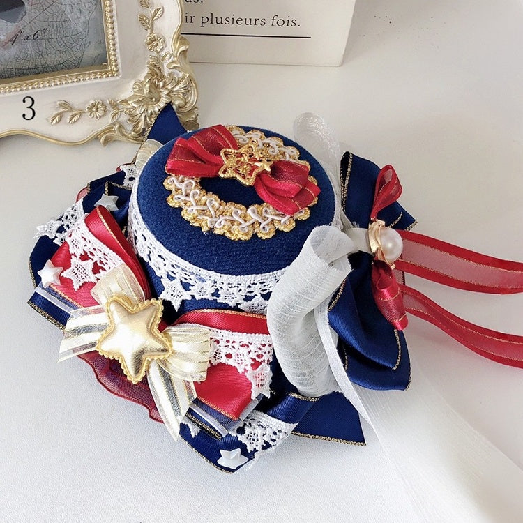 Schneewittchen-Vibes – Minihut mit Blumen-/Sternendesign und Schleifendetails
