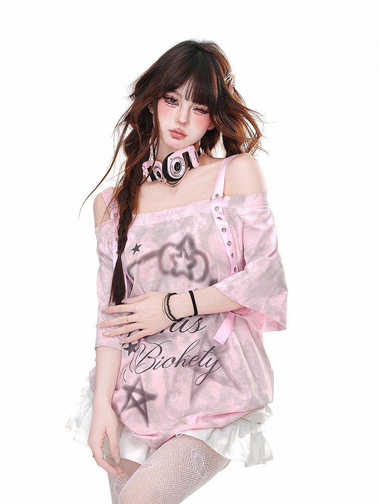 ピンクのオフショルダーネックラインのキティビタースイートルーズTシャツ