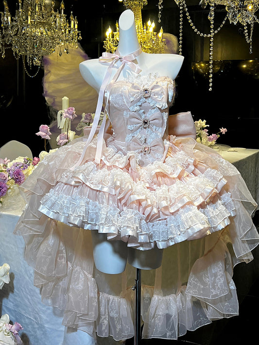 ピンクのリボンで飾られたボディス、スイートなレイヤードスカート、プリンセスのバースデーストラップレスドレス